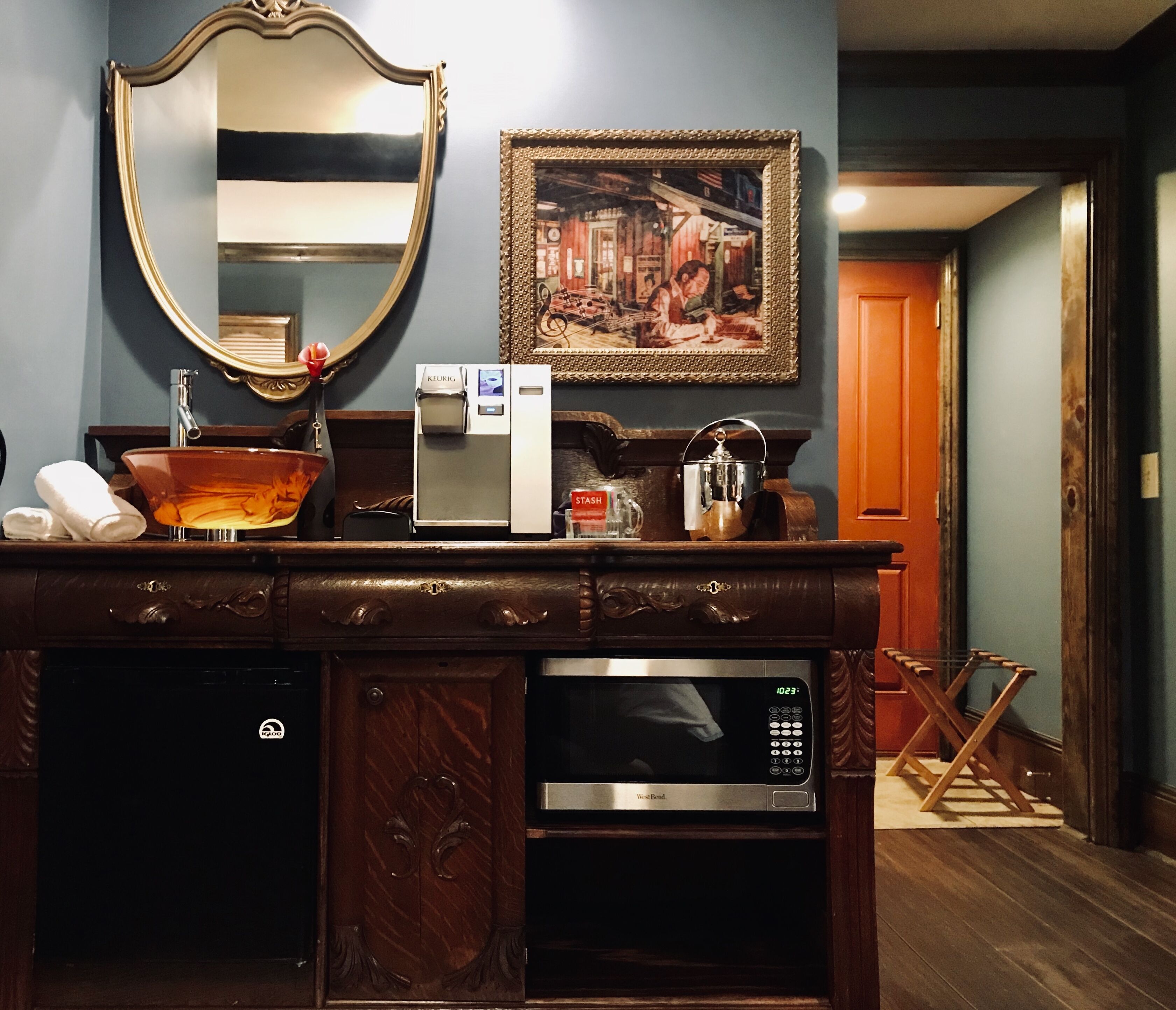 deluxe room, 1 queen bed, non smoking, refrigerator (copland) | 1 bedroom, premium bedding, memory-foam beds, individually decorated