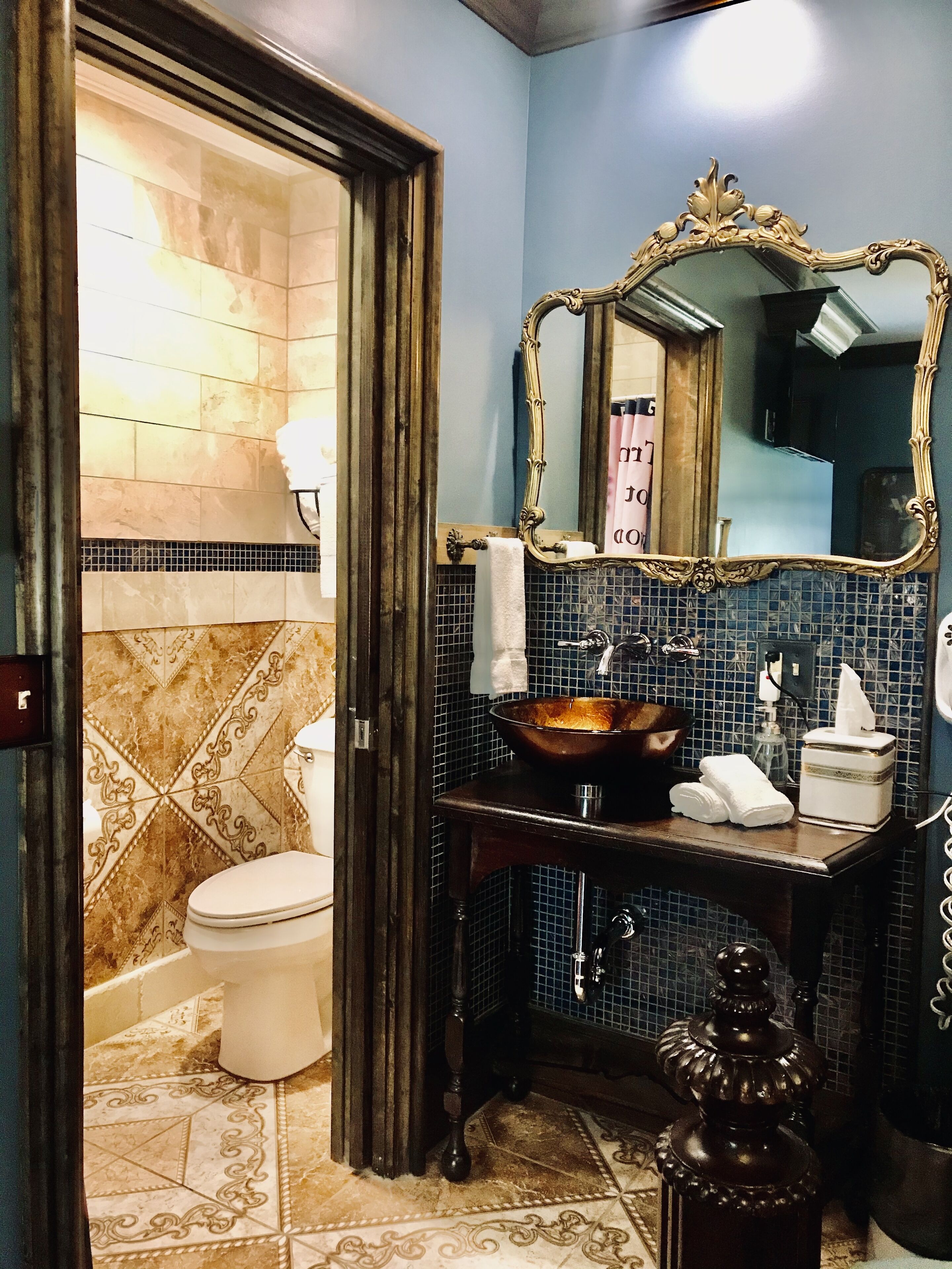 deluxe room, 1 queen bed, non smoking, refrigerator (mahler) | bathroom | free toiletries, hair dryer, bathrobes, towels