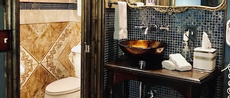 Chambre Deluxe, 1 grand lit, non-fumeurs, réfrigérateur (Mahler) | Salle de bain | Articles de toilette gratuits, sèche-cheveux, peignoirs