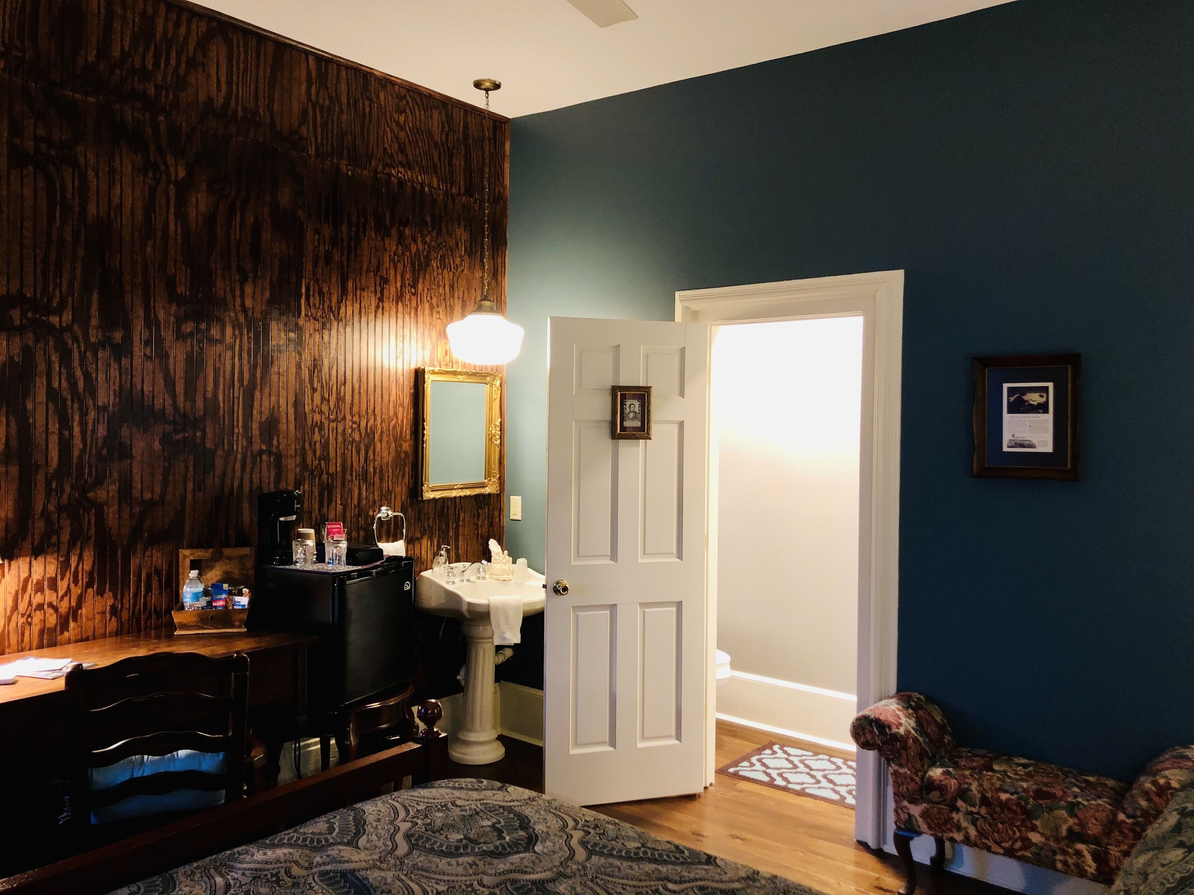 deluxe room, 1 queen bed, non smoking, refrigerator (schubert) | bathroom | free toiletries, hair dryer, bathrobes, towels