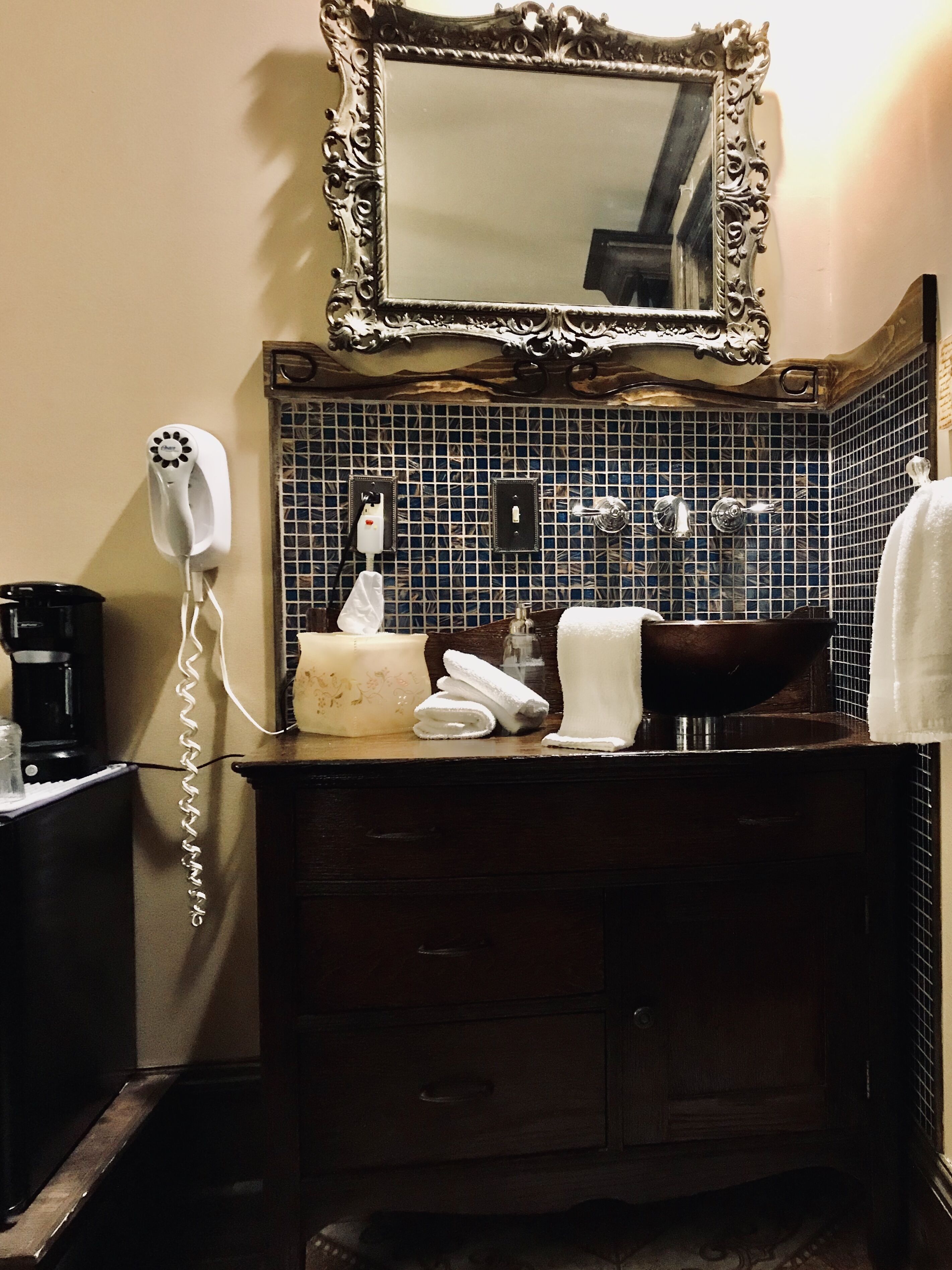 deluxe room, 1 queen bed, non smoking, refrigerator (beech) | bathroom | free toiletries, hair dryer, bathrobes, towels