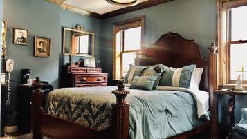 Deluxe Room, 1 Queen Bed, Non Smoking, Refrigerator (Mahler) | Premium bedding, memory foam beds, individually decorated