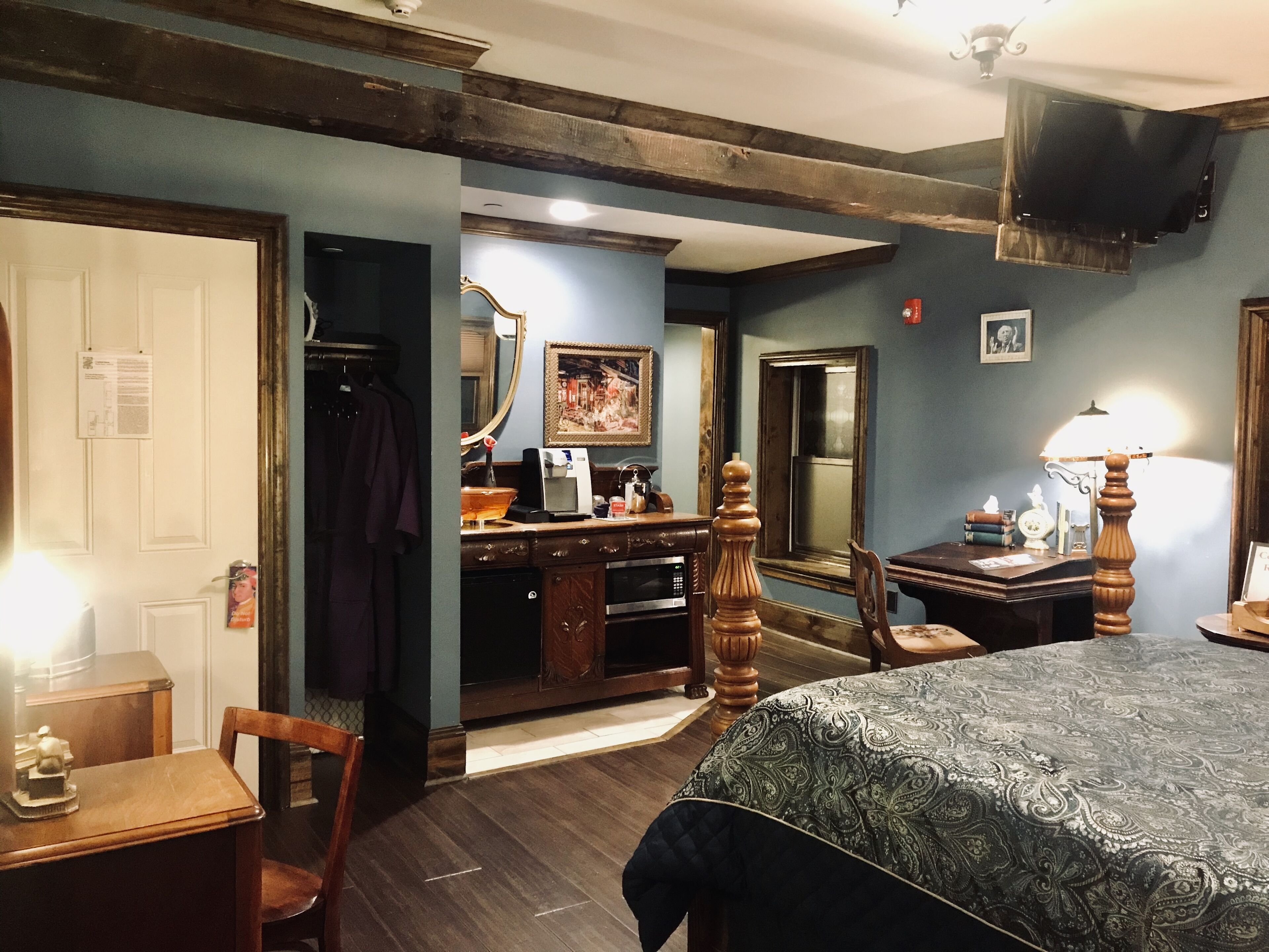 deluxe room, 1 queen bed, non smoking, refrigerator (copland) | 1 bedroom, premium bedding, memory-foam beds, individually decorated