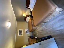 Escritorio, tabla de planchar con plancha, wifi gratis y ropa de cama 