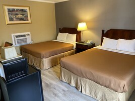 Escritorio, tabla de planchar con plancha, wifi gratis y ropa de cama 