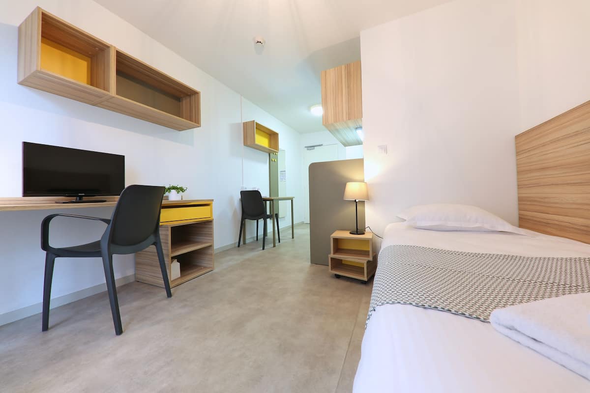 Standaard studio, 1 eenpersoonsbed (1 Pax) | Een kluis op de kamer, een bureau, geluiddichte muren