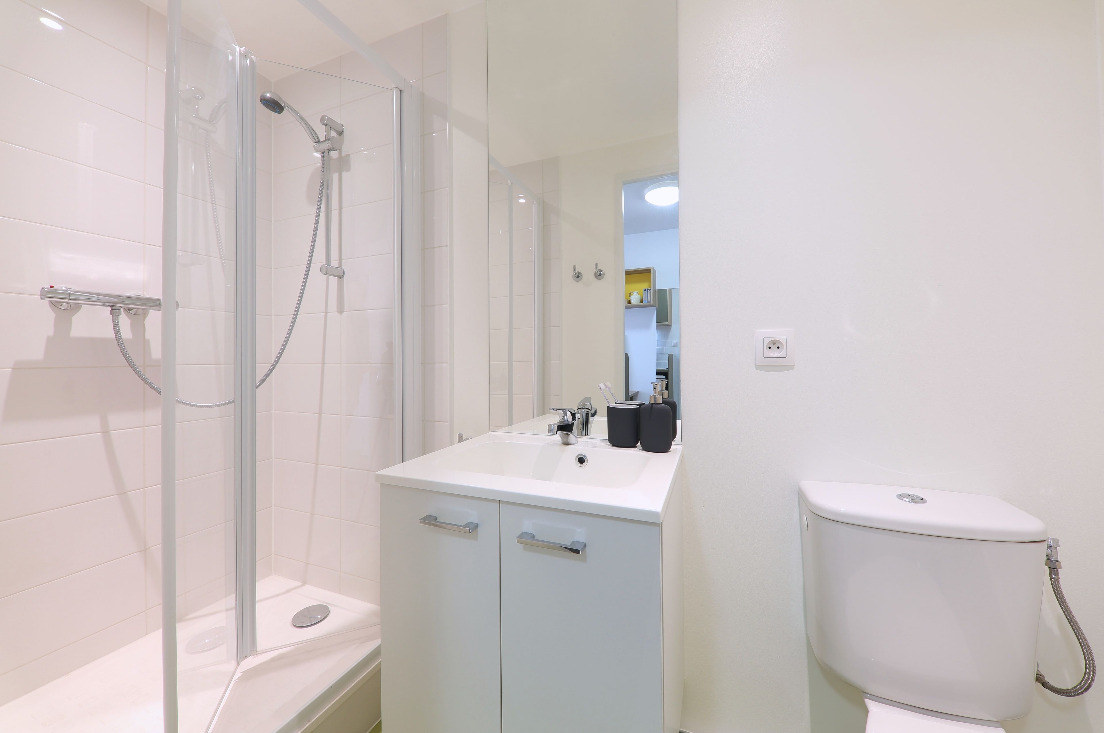 Shower, free toiletries, towels