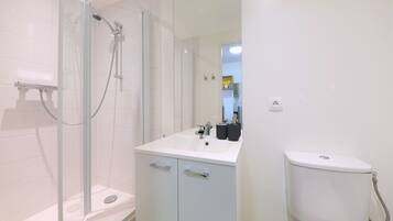 Shower, free toiletries, towels