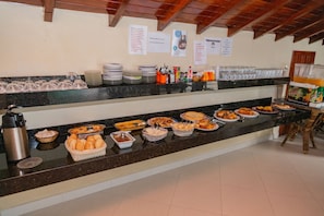 Free daily buffet breakfast - Pousada Brisa do Forte (Cabo Frio)