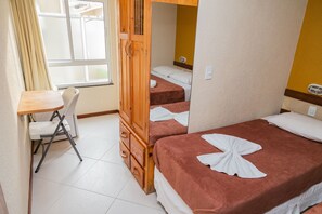 Standard-Dreibettzimmer | Minibar, Verdunkelungsvorhänge, Bügeleisen/Bügelbrett, kostenloses WLAN