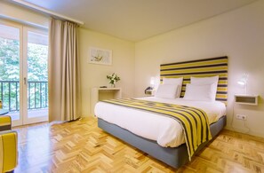 Kahden hengen standard-huone | Tallelokero huoneessa, työpöytä