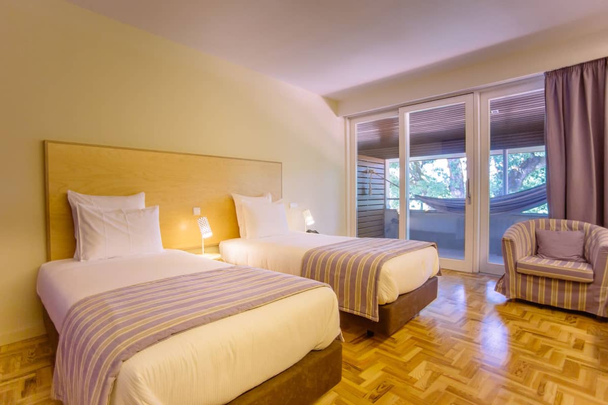 Chambre avec lits jumeaux | Coffre-fort, bureau, espace de travail pour ordinateurs portables