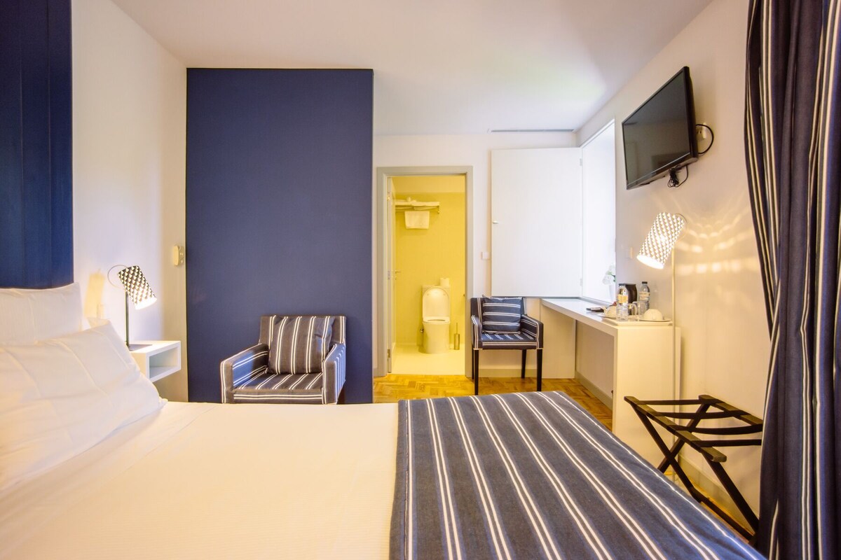In-room safe, desk, laptop workspace, soundproofing