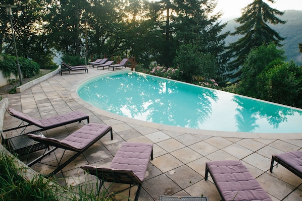 Kauden mukainen ulkouima-allas