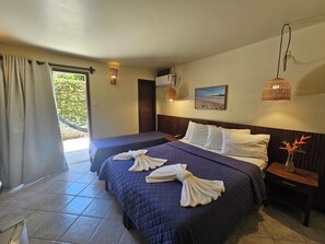 Minibar, in-room safe, individually decorated, blackout curtains - Hotel Pousada Imbassai (Mata de São João)