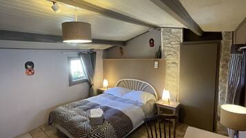 Double Room, Shared Bathroom (Châtaigne) | Individually decorated, individually furnished, desk, iron/ironing board