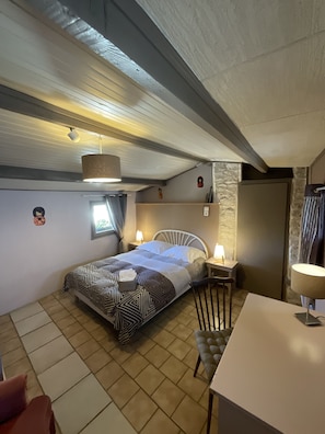 Double Room, Shared Bathroom (Châtaigne) | Individually decorated, individually furnished, desk, iron/ironing board