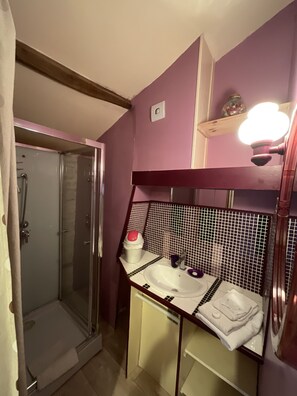 Deluxe-Zimmer, Gartenblick (Lilas) | Badezimmer | Hydromassagedusche, kostenlose Toilettenartikel, Haartrockner