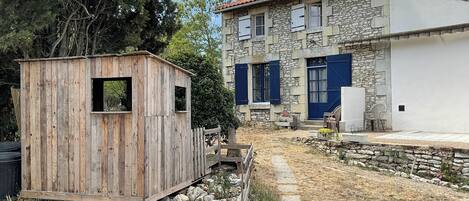 Vista frontal de la propiedad