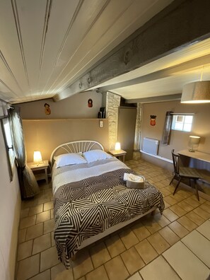 Double Room, Shared Bathroom (Châtaigne)