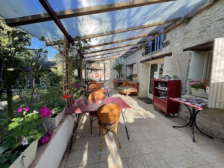 Terrace/patio. Chambres et Gîtes Les Mésanges