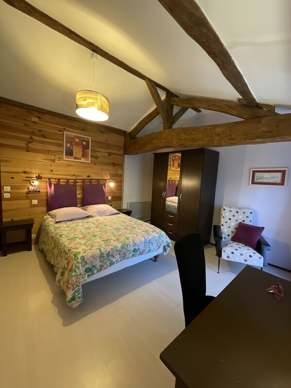 Quarto luxo, vista para o jardim (Lilas) | Individualmente decorados, individualmente mobiliados, escrivaninha