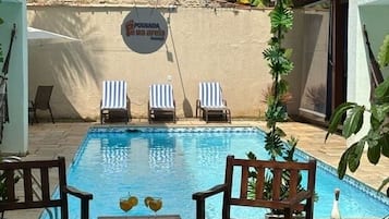 Utendørsbasseng og solsenger