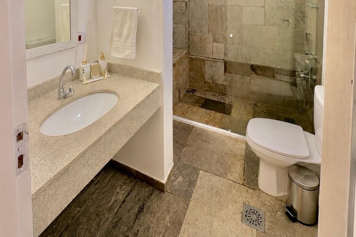 Articles de toilette gratuits, sèche-cheveux, serviettes fournies, savon