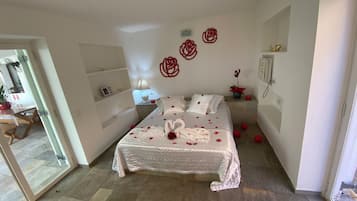 Quarto casal romântico | Roupas de cama premium, camas Select Comfort, frigobar