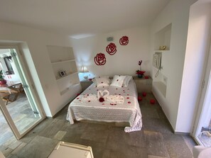 Habitación romántica doble | Ropa de cama de alta calidad, colchones Select Comfort, minibar
