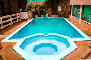 حمّام سباحة خارجي، مفتوح من 9 صباحاً إلى 8:00 مساءً، مقاعد للتشمس