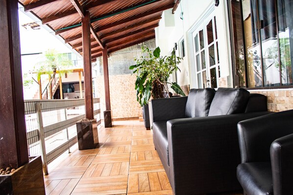 حمّام سباحة خارجي، مفتوح من 9 صباحاً إلى 8:00 مساءً، مقاعد للتشمس