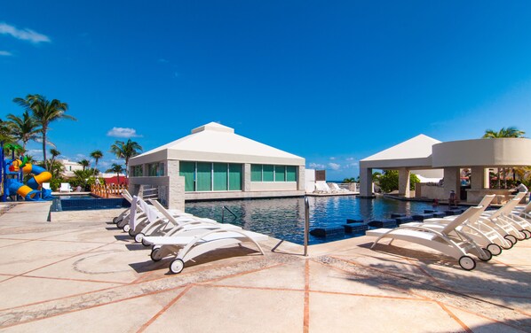 Poolside bar - Solymar Condo by Casago (Cancun)