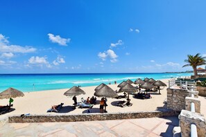 Sulla spiaggia, sabbia bianca, un bar sulla spiaggia