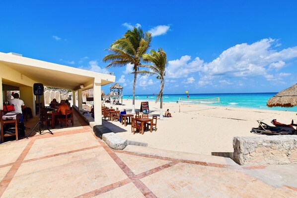 On the beach, white sand, beach bar - Solymar Condo by Casago (Cancun)