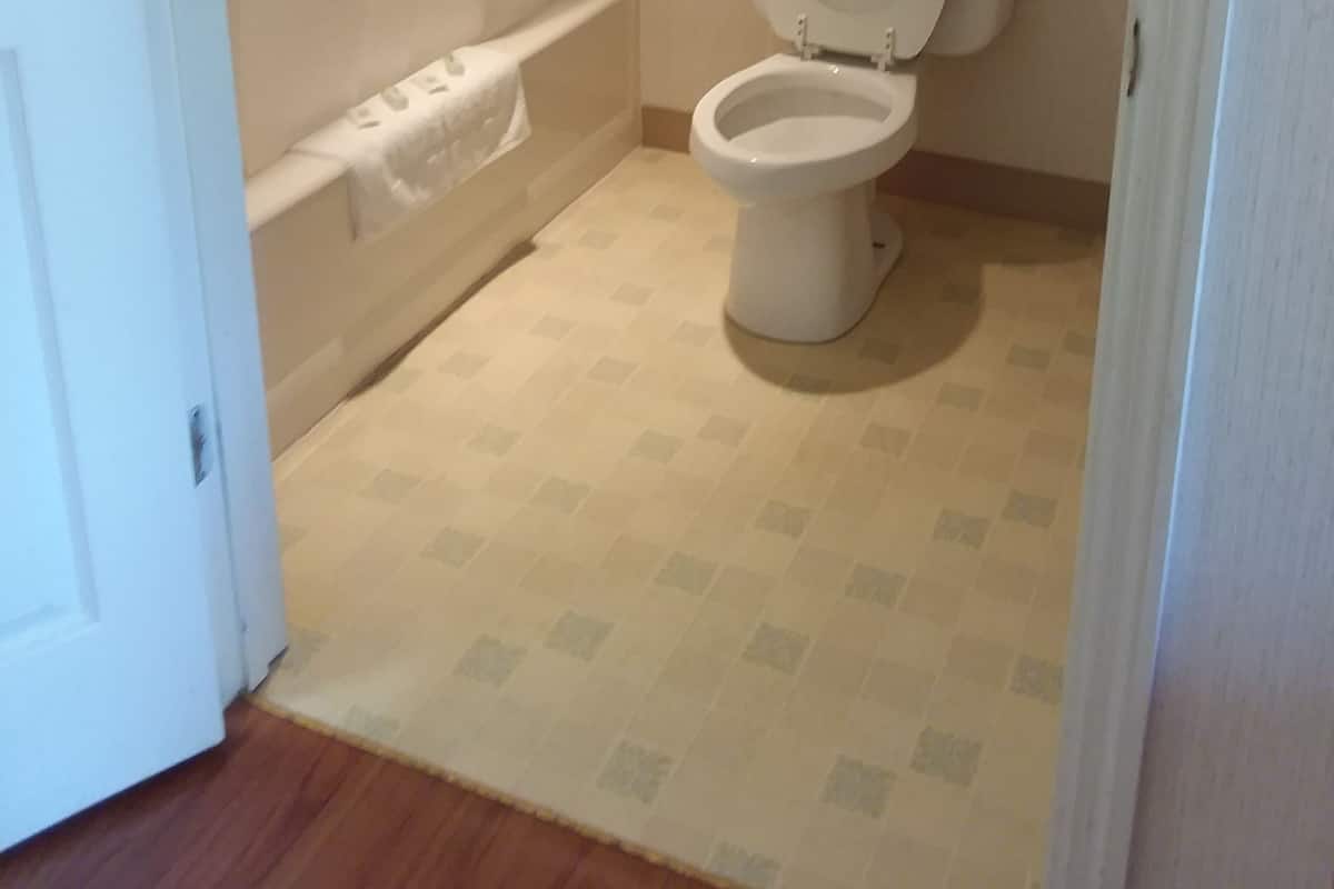 Standard Room, 1 King Bed, Non Smoking | Bathroom amenities | Combined shower/tub, deep soaking tub, free toiletries, towels