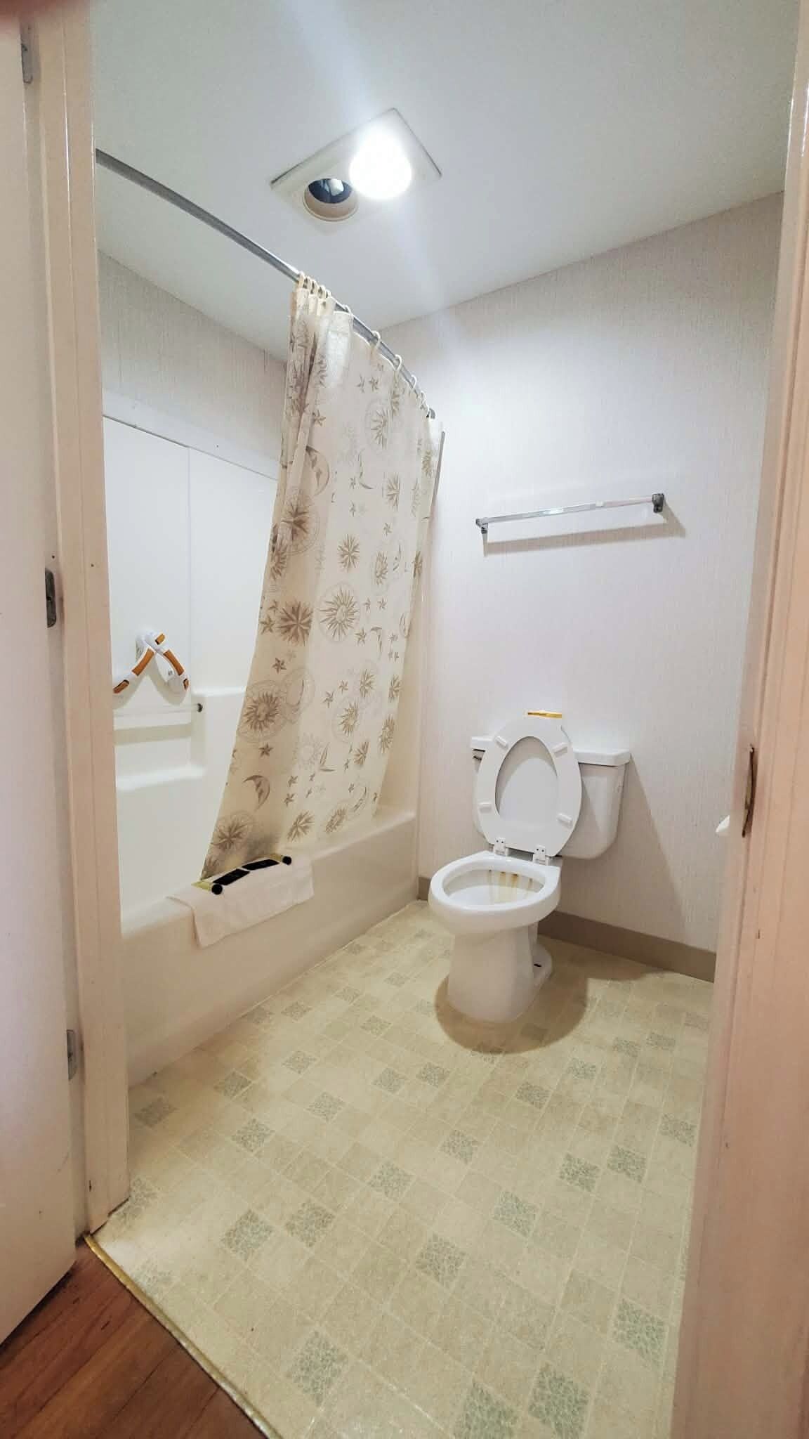 Chambre Simple Tradition, 1 très grand lit, non-fumeurs | Salle de bain | Ensemble douche/baignoire, articles de toilette gratuits, sèche-cheveux