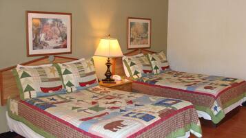 Habitación estándar, 2 camas dobles, no fumadores | Decoración individual y espacio para trabajar con un portátil