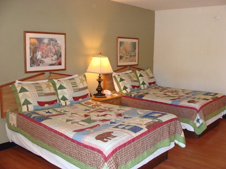 Decoración personalizada y espacio para trabajar con laptop . Chatuge Mountain Inn