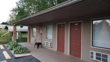 Vista frontal de la propiedad