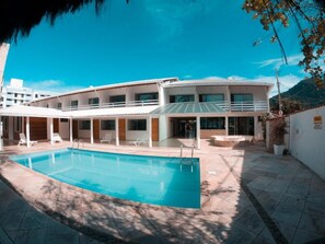 Piscine extérieure, chaises longues