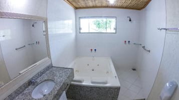 Produtos de toalete grátis, secador de cabelo, toalhas de banho