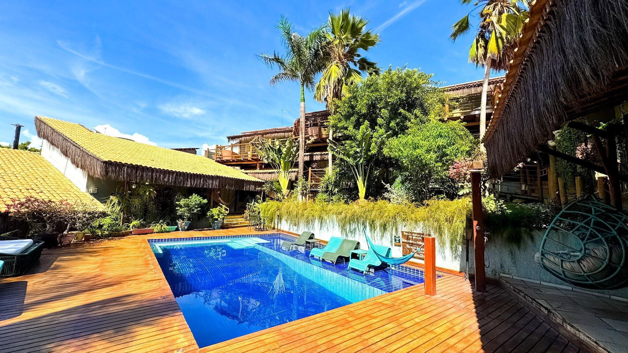 Piscina externa, funciona das 9h às 22h, espreguiçadeiras