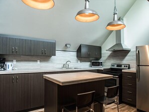 Loft Deluxe, 2 habitaciones, vista al resort | Cocina privada | Cafetera y tetera