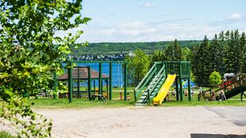 Área de juegos infantiles al aire libre