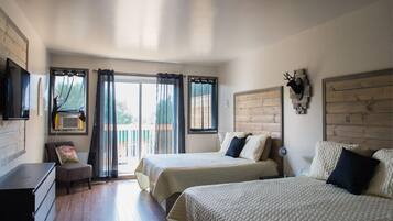 Habitación Deluxe, 2 camas matrimoniales | Tabla de planchar con plancha y wifi gratis