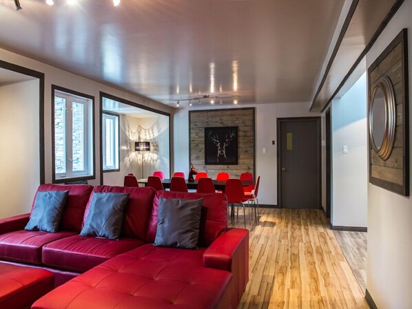 Loft Deluxe, 2 habitaciones, vista al resort | Área de sala de estar | Televisión de pantalla plana