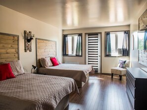 Habitación Deluxe, 2 camas matrimoniales | Tabla de planchar con plancha y wifi gratis