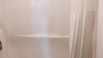 Ducha y bañera combinadas y artículos de higiene personal gratuitos