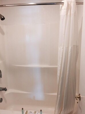 Ensemble douche/baignoire, articles de toilette gratuits